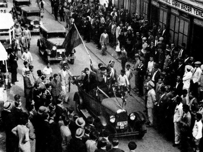 Celebraciones por la victoria del Frente Popular en 1936.