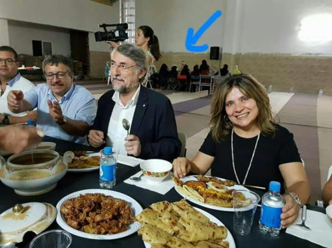 En la imagen, el director general de Asuntos Religiosos de la Generalitat, Enric Vendrell y Montse Arroyo concejala para la Igualdad. Detrás de ellos, las mujeres.