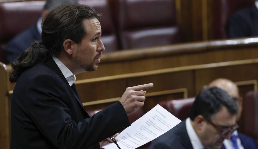Pablo Iglesias formula una pregunta al presidente del Ejecutivo, Mariano Rajoy.