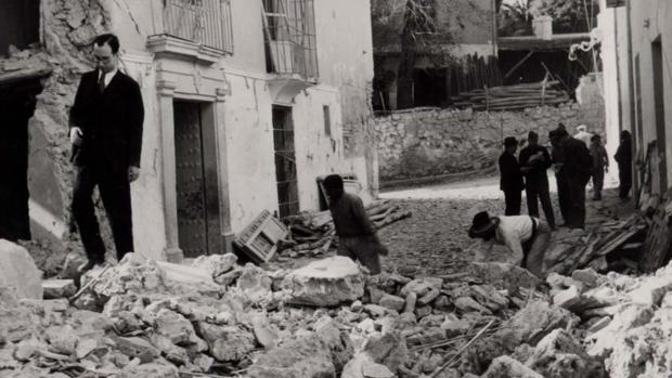 Una calle de Cabra con una casa destrozada por el bombardeo de 1938